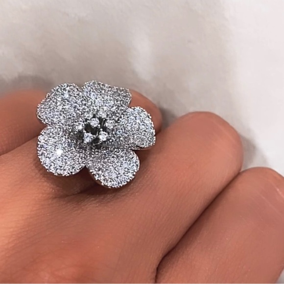 Elegant Silver Flower Ring - Picture 3 of 3